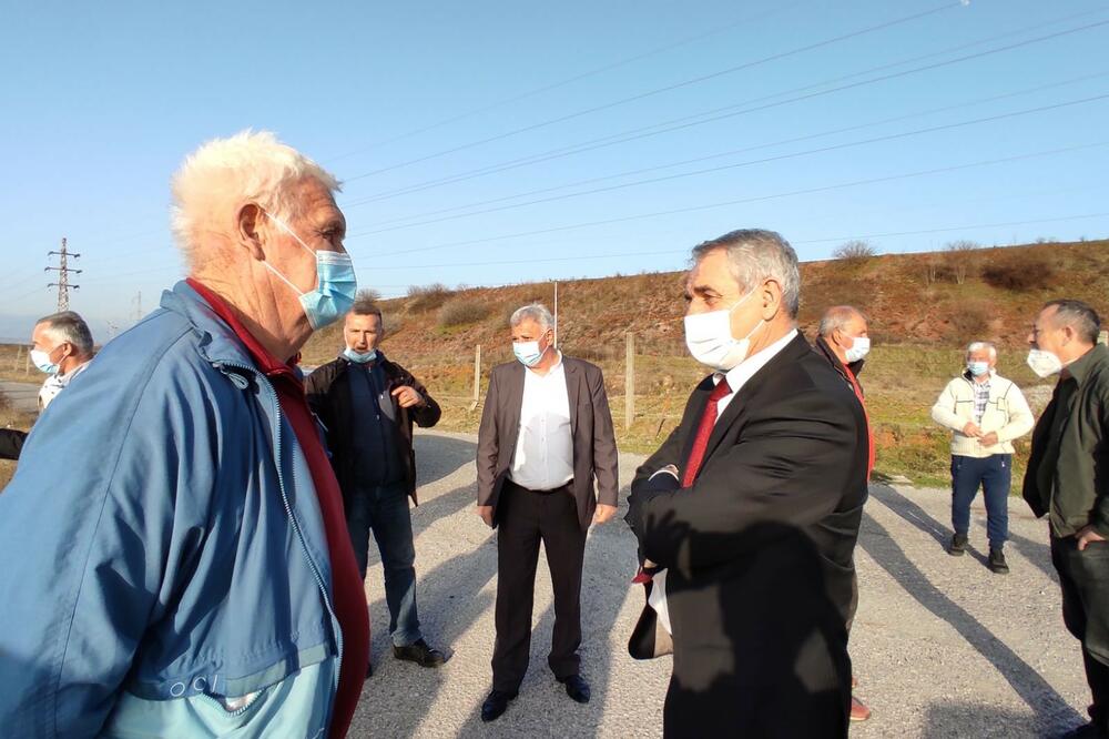 Mitrović sa mještanima Botuna, Foto: Ministarstvo ekologije prostornog planiranja i urbanizma