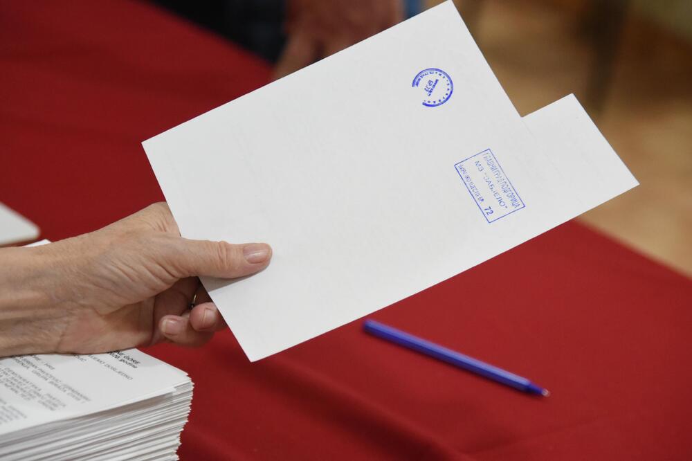 Neophodno unaprijediti šablin za glasački listić, Foto: Boris Pejović