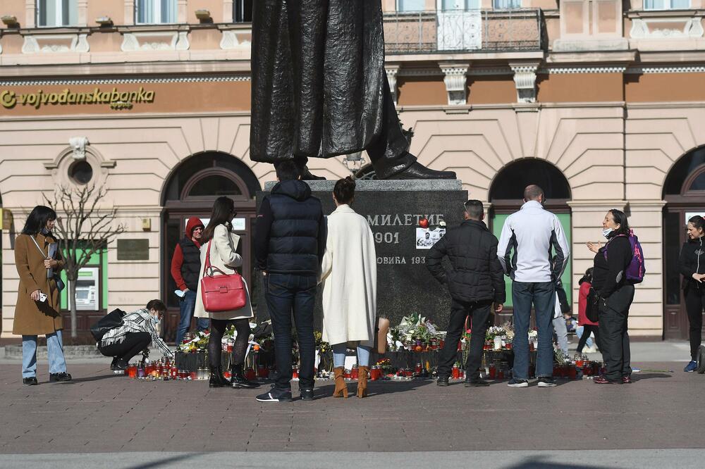 Građani na Trgu slobode u Novom Sadu ostavljaju poruke, cvijeće i pale svijeće u čast preminulog novosadskog kantautora Đorđa Balaševića, Foto: BETAPHOTO