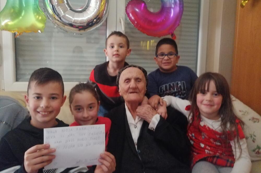Neki od najmlađih praunučadi sa bakom, Foto: Jelena Jovanović