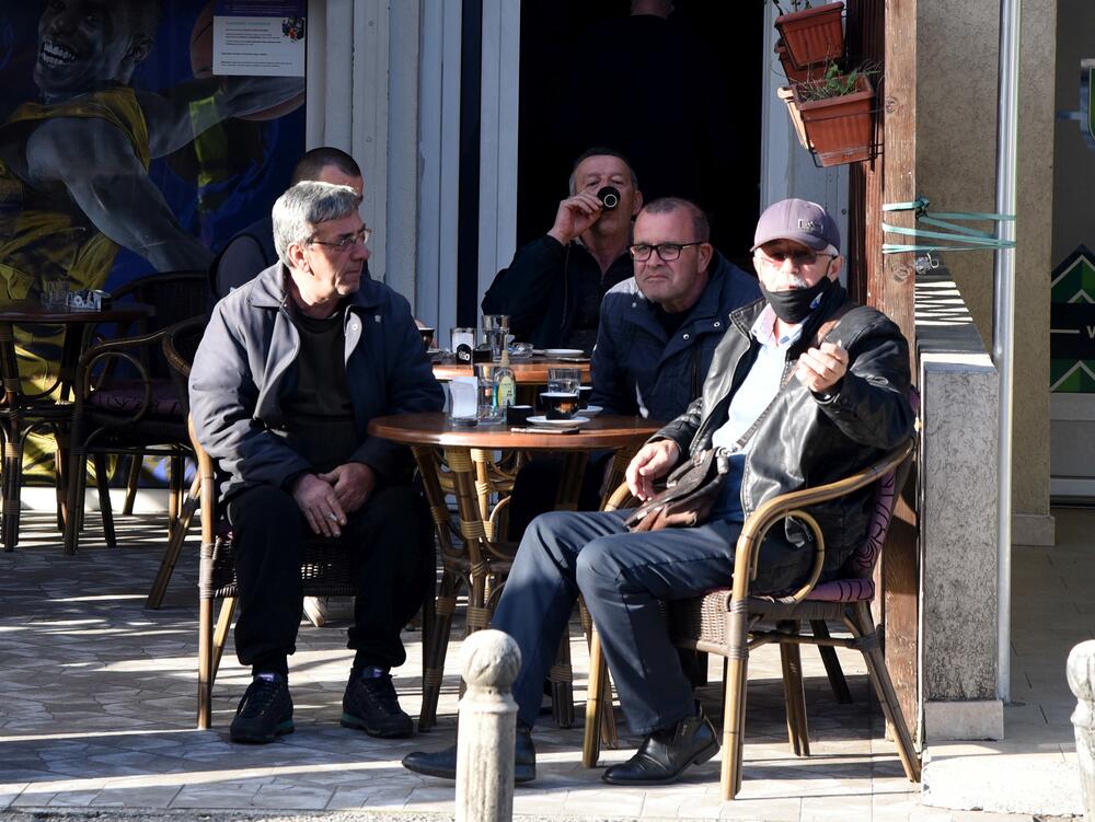 <p>Na putu Podgorica - Tuzi danas više sati bio blokiran saobraćaj. Prethodno je rukovodstvo opštine Tuzi odbilo da sprovede nalog zdravstvenih vlasti da ugostiteljski objekti u Tuzima budu zatvoreni zbog epidemiološke situacije u državi...  Nakon višesatne blokade građani su se razišli, a lokali nastavili sa radom</p>