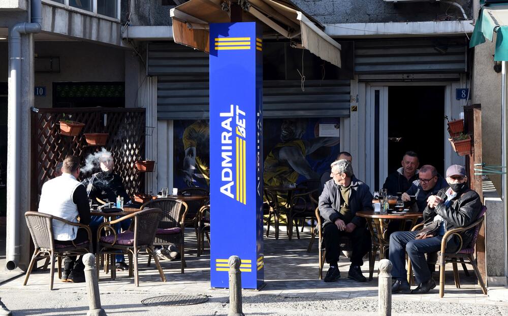 <p>Na putu Podgorica - Tuzi danas više sati bio blokiran saobraćaj. Prethodno je rukovodstvo opštine Tuzi odbilo da sprovede nalog zdravstvenih vlasti da ugostiteljski objekti u Tuzima budu zatvoreni zbog epidemiološke situacije u državi...  Nakon višesatne blokade građani su se razišli, a lokali nastavili sa radom</p>