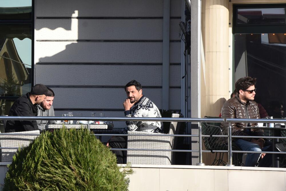 <p>Na putu Podgorica - Tuzi danas više sati bio blokiran saobraćaj. Prethodno je rukovodstvo opštine Tuzi odbilo da sprovede nalog zdravstvenih vlasti da ugostiteljski objekti u Tuzima budu zatvoreni zbog epidemiološke situacije u državi...  Nakon višesatne blokade građani su se razišli, a lokali nastavili sa radom</p>