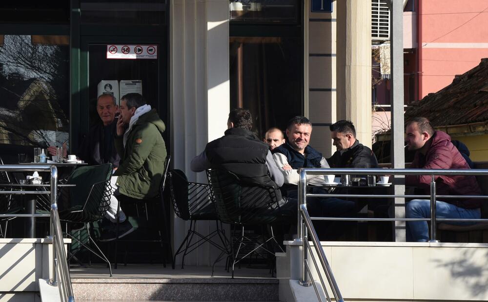 <p>Na putu Podgorica - Tuzi danas više sati bio blokiran saobraćaj. Prethodno je rukovodstvo opštine Tuzi odbilo da sprovede nalog zdravstvenih vlasti da ugostiteljski objekti u Tuzima budu zatvoreni zbog epidemiološke situacije u državi...  Nakon višesatne blokade građani su se razišli, a lokali nastavili sa radom</p>