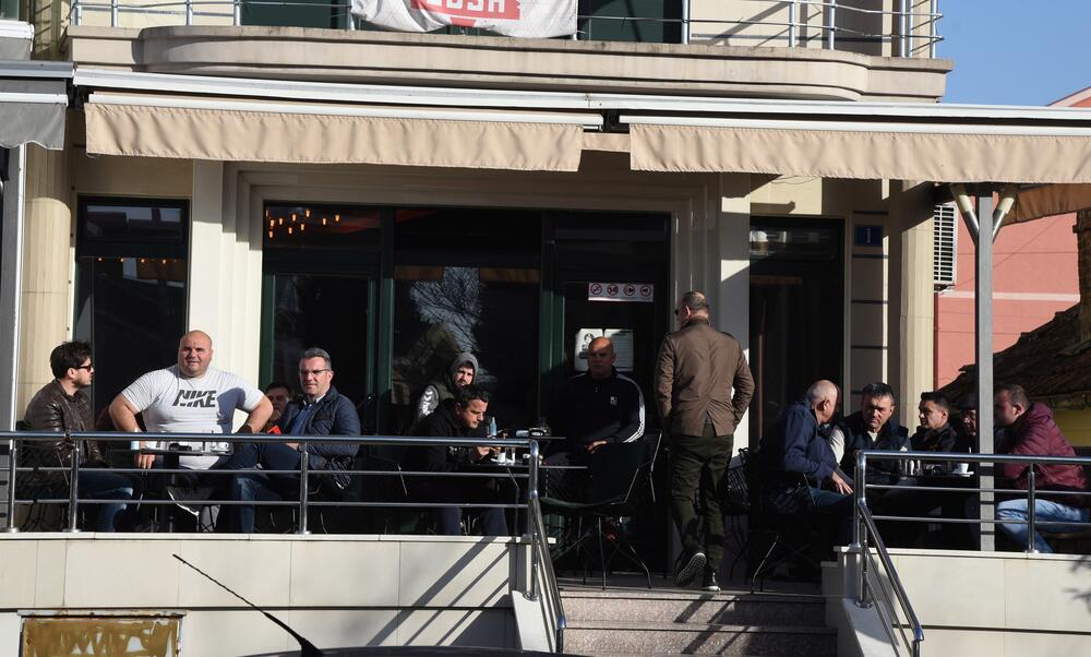 <p>Na putu Podgorica - Tuzi danas više sati bio blokiran saobraćaj. Prethodno je rukovodstvo opštine Tuzi odbilo da sprovede nalog zdravstvenih vlasti da ugostiteljski objekti u Tuzima budu zatvoreni zbog epidemiološke situacije u državi...  Nakon višesatne blokade građani su se razišli, a lokali nastavili sa radom</p>