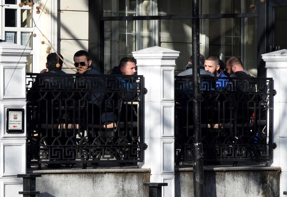 <p>Na putu Podgorica - Tuzi danas više sati bio blokiran saobraćaj. Prethodno je rukovodstvo opštine Tuzi odbilo da sprovede nalog zdravstvenih vlasti da ugostiteljski objekti u Tuzima budu zatvoreni zbog epidemiološke situacije u državi...  Nakon višesatne blokade građani su se razišli, a lokali nastavili sa radom</p>