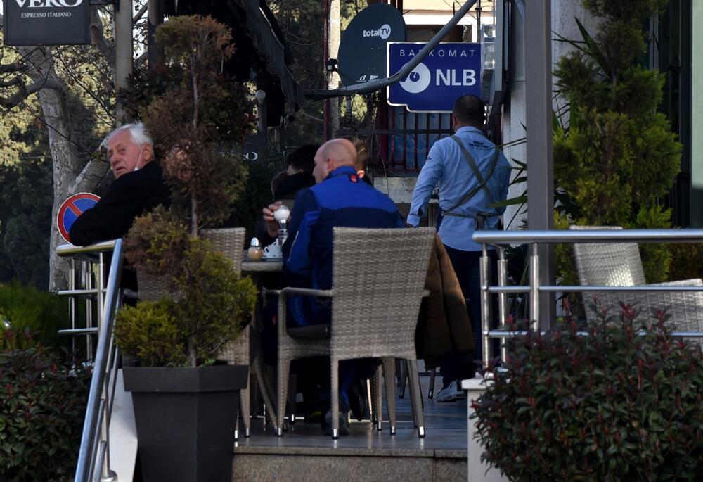 <p>Na putu Podgorica - Tuzi danas više sati bio blokiran saobraćaj. Prethodno je rukovodstvo opštine Tuzi odbilo da sprovede nalog zdravstvenih vlasti da ugostiteljski objekti u Tuzima budu zatvoreni zbog epidemiološke situacije u državi...  Nakon višesatne blokade građani su se razišli, a lokali nastavili sa radom</p>