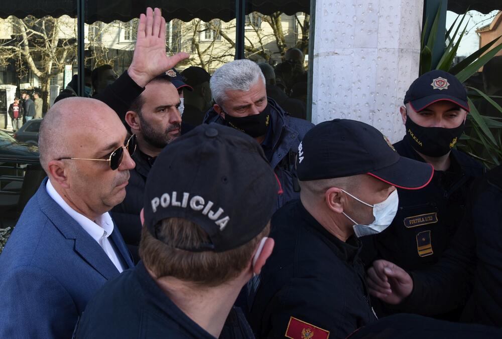 <p>Na putu Podgorica - Tuzi danas više sati bio blokiran saobraćaj. Prethodno je rukovodstvo opštine Tuzi odbilo da sprovede nalog zdravstvenih vlasti da ugostiteljski objekti u Tuzima budu zatvoreni zbog epidemiološke situacije u državi...  Nakon višesatne blokade građani su se razišli, a lokali nastavili sa radom</p>