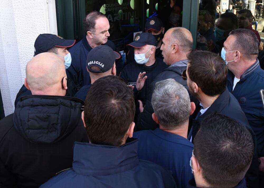 <p>Na putu Podgorica - Tuzi danas više sati bio blokiran saobraćaj. Prethodno je rukovodstvo opštine Tuzi odbilo da sprovede nalog zdravstvenih vlasti da ugostiteljski objekti u Tuzima budu zatvoreni zbog epidemiološke situacije u državi...  Nakon višesatne blokade građani su se razišli, a lokali nastavili sa radom</p>