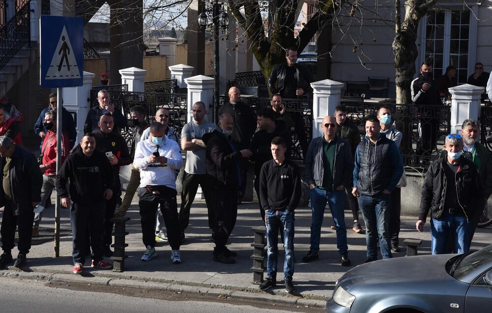 <p>Na putu Podgorica - Tuzi danas više sati bio blokiran saobraćaj. Prethodno je rukovodstvo opštine Tuzi odbilo da sprovede nalog zdravstvenih vlasti da ugostiteljski objekti u Tuzima budu zatvoreni zbog epidemiološke situacije u državi...  Nakon višesatne blokade građani su se razišli, a lokali nastavili sa radom</p>