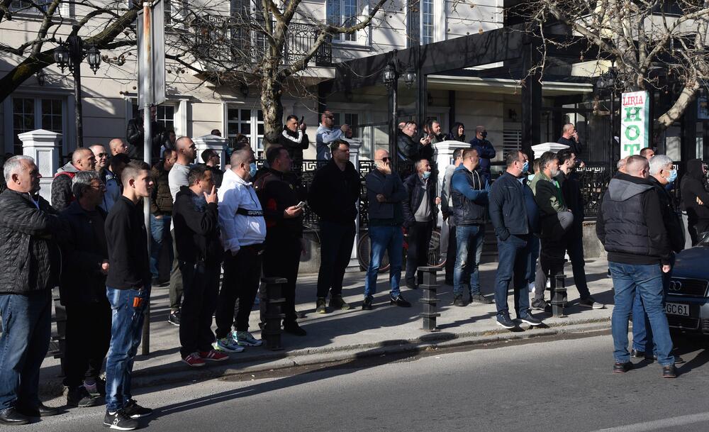 <p>Na putu Podgorica - Tuzi danas više sati bio blokiran saobraćaj. Prethodno je rukovodstvo opštine Tuzi odbilo da sprovede nalog zdravstvenih vlasti da ugostiteljski objekti u Tuzima budu zatvoreni zbog epidemiološke situacije u državi...  Nakon višesatne blokade građani su se razišli, a lokali nastavili sa radom</p>