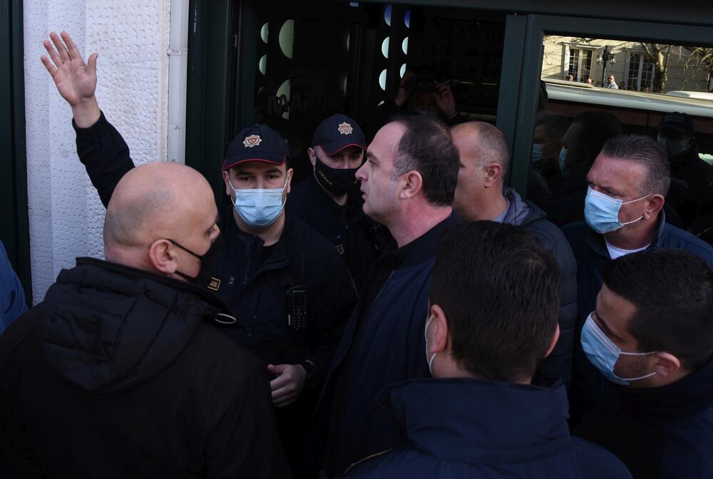 <p>Na putu Podgorica - Tuzi danas više sati bio blokiran saobraćaj. Prethodno je rukovodstvo opštine Tuzi odbilo da sprovede nalog zdravstvenih vlasti da ugostiteljski objekti u Tuzima budu zatvoreni zbog epidemiološke situacije u državi...  Nakon višesatne blokade građani su se razišli, a lokali nastavili sa radom</p>