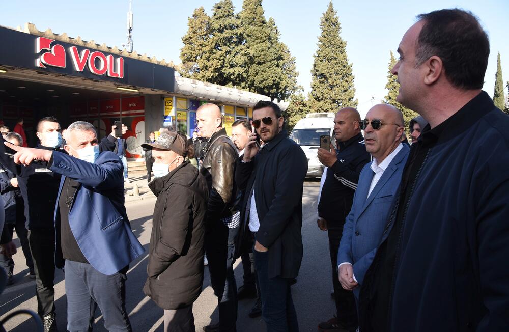 <p>Na putu Podgorica - Tuzi danas više sati bio blokiran saobraćaj. Prethodno je rukovodstvo opštine Tuzi odbilo da sprovede nalog zdravstvenih vlasti da ugostiteljski objekti u Tuzima budu zatvoreni zbog epidemiološke situacije u državi...  Nakon višesatne blokade građani su se razišli, a lokali nastavili sa radom</p>