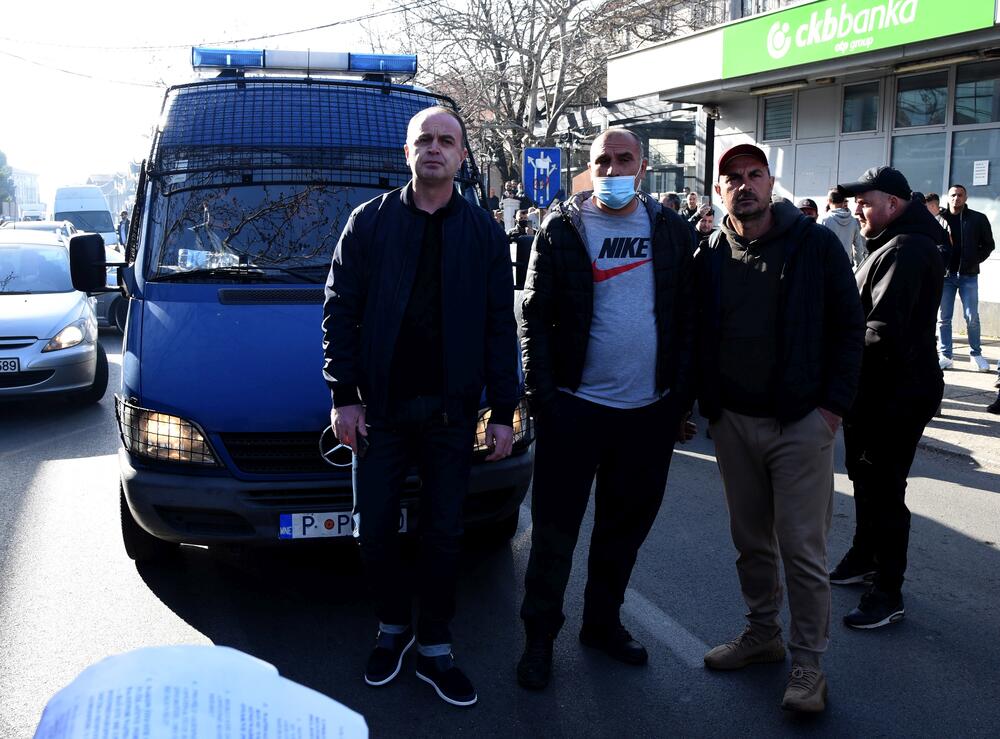 <p>Na putu Podgorica - Tuzi danas više sati bio blokiran saobraćaj. Prethodno je rukovodstvo opštine Tuzi odbilo da sprovede nalog zdravstvenih vlasti da ugostiteljski objekti u Tuzima budu zatvoreni zbog epidemiološke situacije u državi...  Nakon višesatne blokade građani su se razišli, a lokali nastavili sa radom</p>