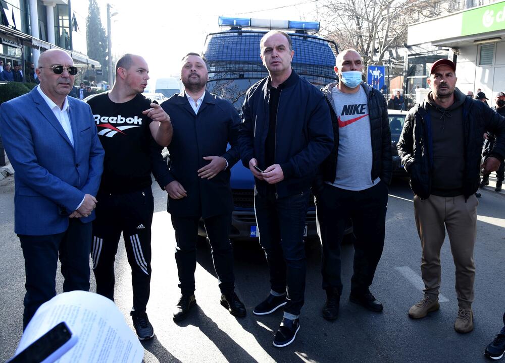 <p>Na putu Podgorica - Tuzi danas više sati bio blokiran saobraćaj. Prethodno je rukovodstvo opštine Tuzi odbilo da sprovede nalog zdravstvenih vlasti da ugostiteljski objekti u Tuzima budu zatvoreni zbog epidemiološke situacije u državi...  Nakon višesatne blokade građani su se razišli, a lokali nastavili sa radom</p>