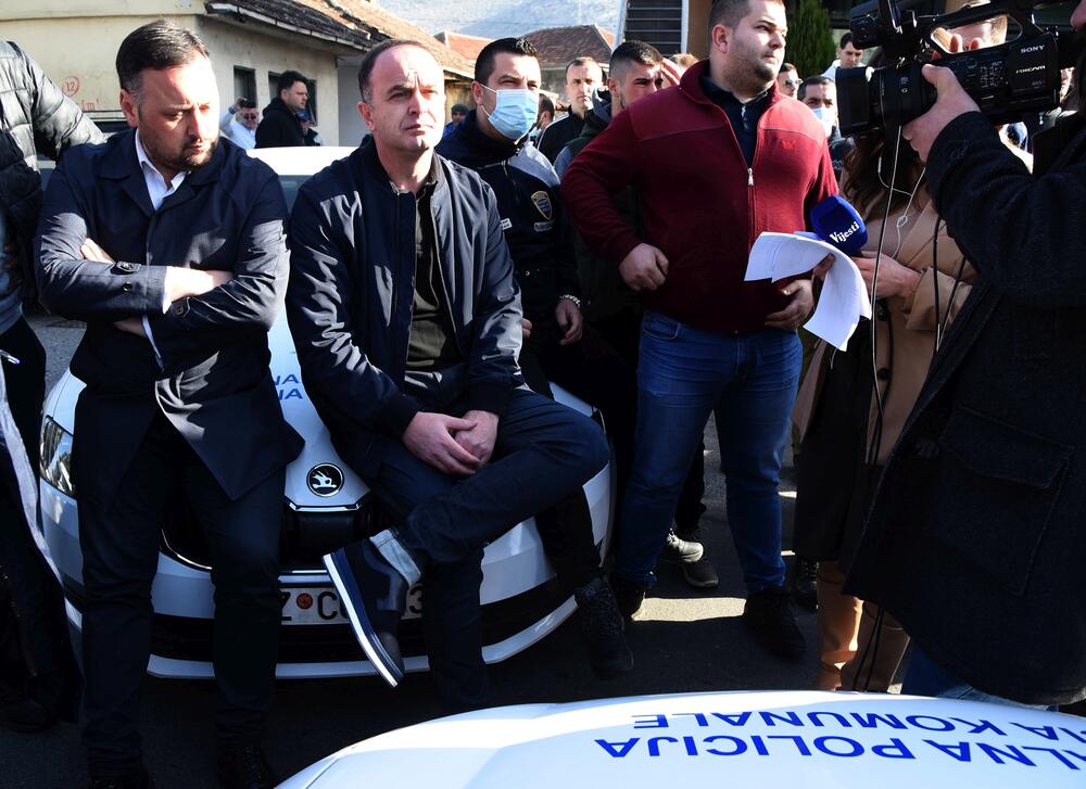 <p>Na putu Podgorica - Tuzi danas više sati bio blokiran saobraćaj. Prethodno je rukovodstvo opštine Tuzi odbilo da sprovede nalog zdravstvenih vlasti da ugostiteljski objekti u Tuzima budu zatvoreni zbog epidemiološke situacije u državi...  Nakon višesatne blokade građani su se razišli, a lokali nastavili sa radom</p>