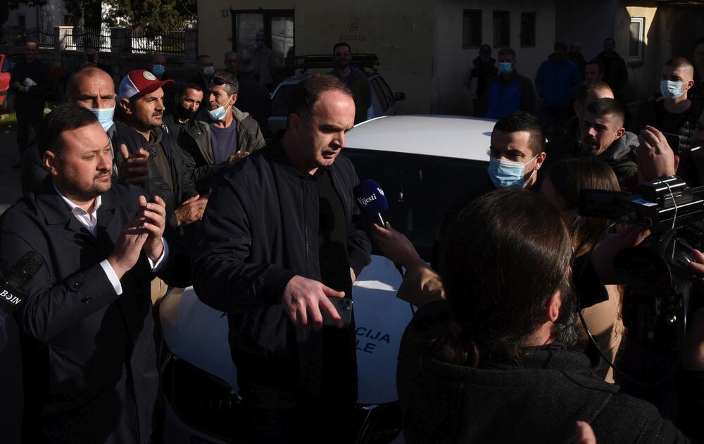 <p>Na putu Podgorica - Tuzi danas više sati bio blokiran saobraćaj. Prethodno je rukovodstvo opštine Tuzi odbilo da sprovede nalog zdravstvenih vlasti da ugostiteljski objekti u Tuzima budu zatvoreni zbog epidemiološke situacije u državi...  Nakon višesatne blokade građani su se razišli, a lokali nastavili sa radom</p>