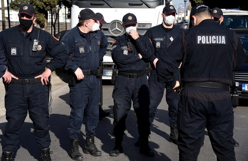 <p>Na putu Podgorica - Tuzi danas više sati bio blokiran saobraćaj. Prethodno je rukovodstvo opštine Tuzi odbilo da sprovede nalog zdravstvenih vlasti da ugostiteljski objekti u Tuzima budu zatvoreni zbog epidemiološke situacije u državi...  Nakon višesatne blokade građani su se razišli, a lokali nastavili sa radom</p>