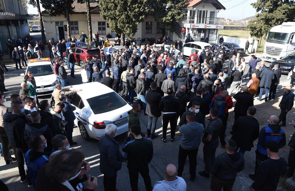 <p>Na putu Podgorica - Tuzi danas više sati bio blokiran saobraćaj. Prethodno je rukovodstvo opštine Tuzi odbilo da sprovede nalog zdravstvenih vlasti da ugostiteljski objekti u Tuzima budu zatvoreni zbog epidemiološke situacije u državi...  Nakon višesatne blokade građani su se razišli, a lokali nastavili sa radom</p>