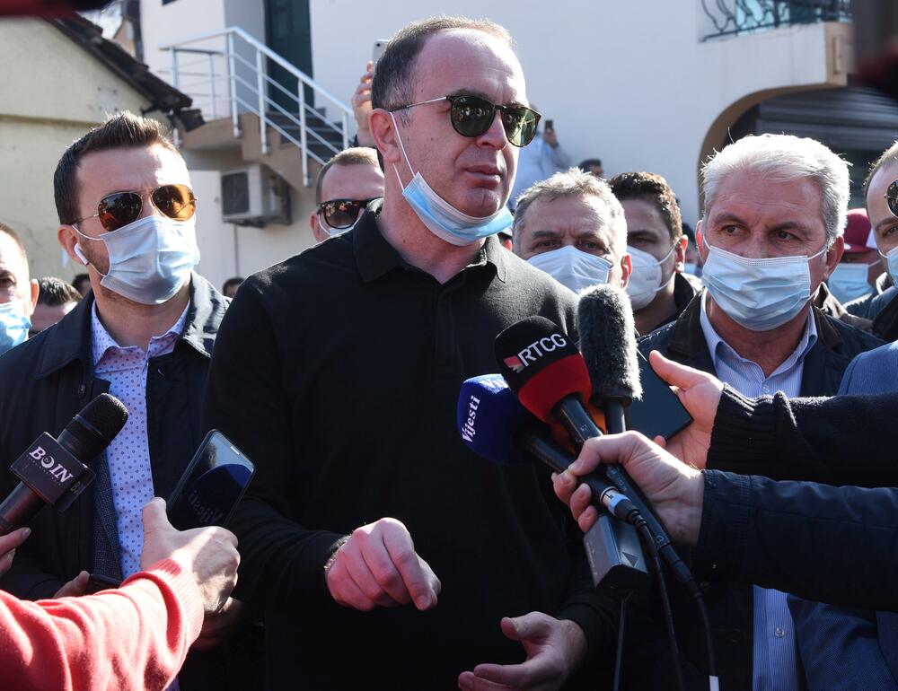 <p>Na putu Podgorica - Tuzi danas više sati bio blokiran saobraćaj. Prethodno je rukovodstvo opštine Tuzi odbilo da sprovede nalog zdravstvenih vlasti da ugostiteljski objekti u Tuzima budu zatvoreni zbog epidemiološke situacije u državi...  Nakon višesatne blokade građani su se razišli, a lokali nastavili sa radom</p>