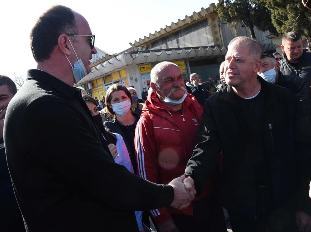 <p>Na putu Podgorica - Tuzi danas više sati bio blokiran saobraćaj. Prethodno je rukovodstvo opštine Tuzi odbilo da sprovede nalog zdravstvenih vlasti da ugostiteljski objekti u Tuzima budu zatvoreni zbog epidemiološke situacije u državi...  Nakon višesatne blokade građani su se razišli, a lokali nastavili sa radom</p>