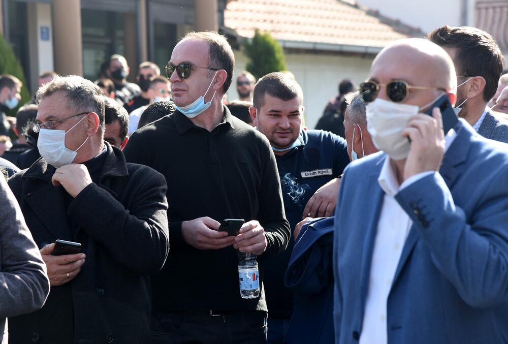 <p>Na putu Podgorica - Tuzi danas više sati bio blokiran saobraćaj. Prethodno je rukovodstvo opštine Tuzi odbilo da sprovede nalog zdravstvenih vlasti da ugostiteljski objekti u Tuzima budu zatvoreni zbog epidemiološke situacije u državi...  Nakon višesatne blokade građani su se razišli, a lokali nastavili sa radom</p>