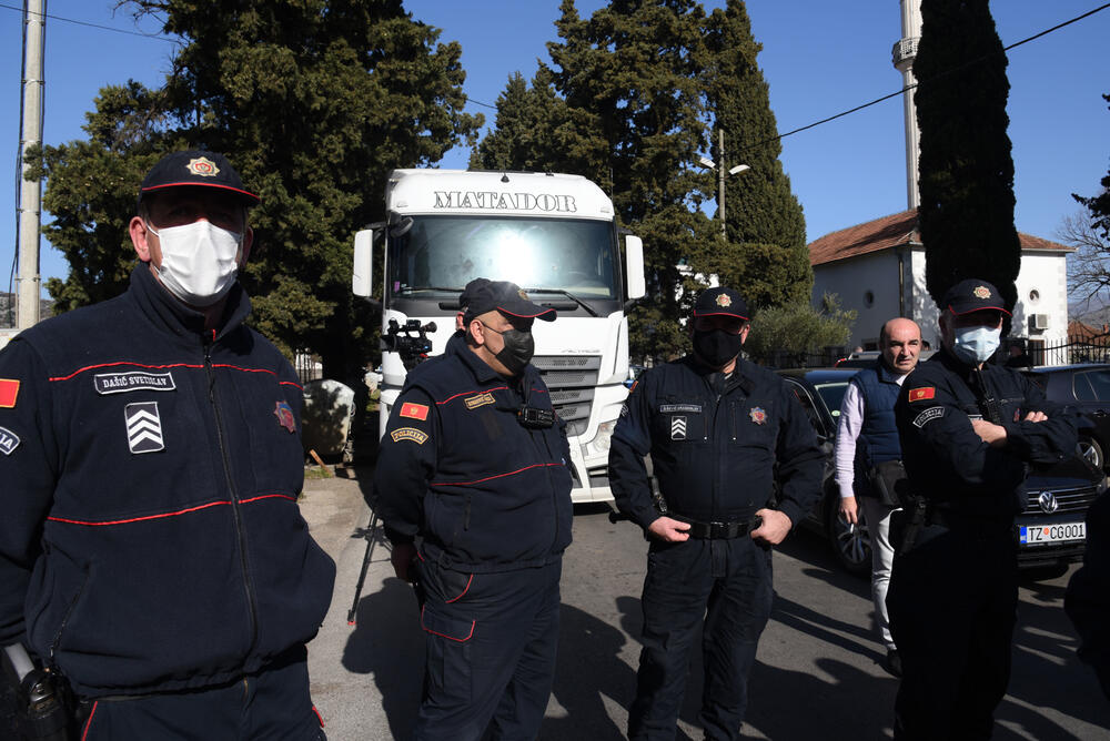 <p>Na putu Podgorica - Tuzi danas više sati bio blokiran saobraćaj. Prethodno je rukovodstvo opštine Tuzi odbilo da sprovede nalog zdravstvenih vlasti da ugostiteljski objekti u Tuzima budu zatvoreni zbog epidemiološke situacije u državi...  Nakon višesatne blokade građani su se razišli, a lokali nastavili sa radom</p>