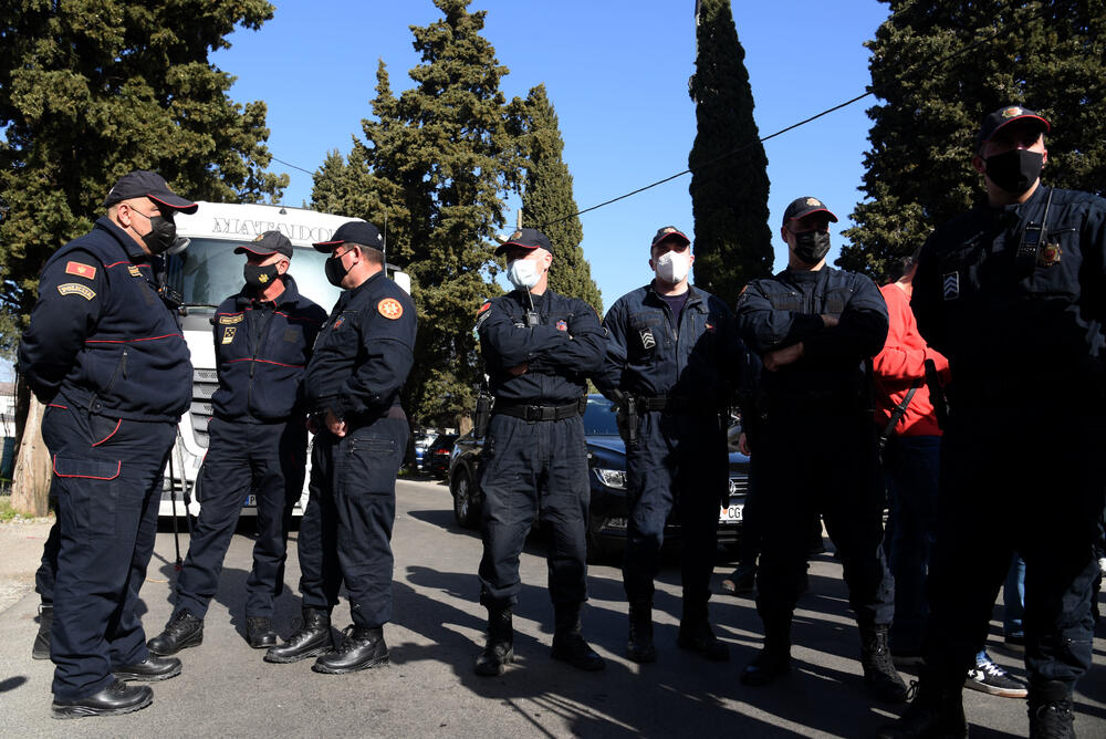 <p>Na putu Podgorica - Tuzi danas više sati bio blokiran saobraćaj. Prethodno je rukovodstvo opštine Tuzi odbilo da sprovede nalog zdravstvenih vlasti da ugostiteljski objekti u Tuzima budu zatvoreni zbog epidemiološke situacije u državi...  Nakon višesatne blokade građani su se razišli, a lokali nastavili sa radom</p>