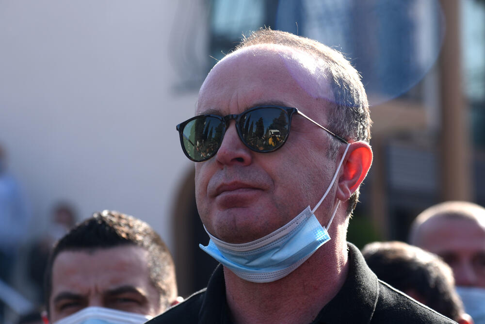 <p>Na putu Podgorica - Tuzi danas više sati bio blokiran saobraćaj. Prethodno je rukovodstvo opštine Tuzi odbilo da sprovede nalog zdravstvenih vlasti da ugostiteljski objekti u Tuzima budu zatvoreni zbog epidemiološke situacije u državi...  Nakon višesatne blokade građani su se razišli, a lokali nastavili sa radom</p>