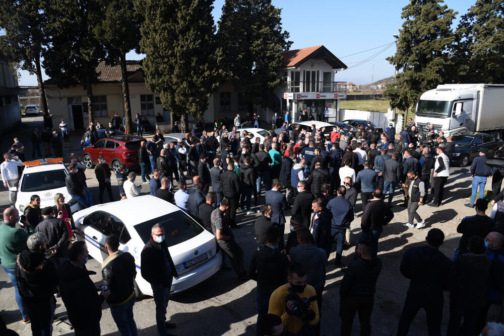 <p>Na putu Podgorica - Tuzi danas više sati bio blokiran saobraćaj. Prethodno je rukovodstvo opštine Tuzi odbilo da sprovede nalog zdravstvenih vlasti da ugostiteljski objekti u Tuzima budu zatvoreni zbog epidemiološke situacije u državi...  Nakon višesatne blokade građani su se razišli, a lokali nastavili sa radom</p>