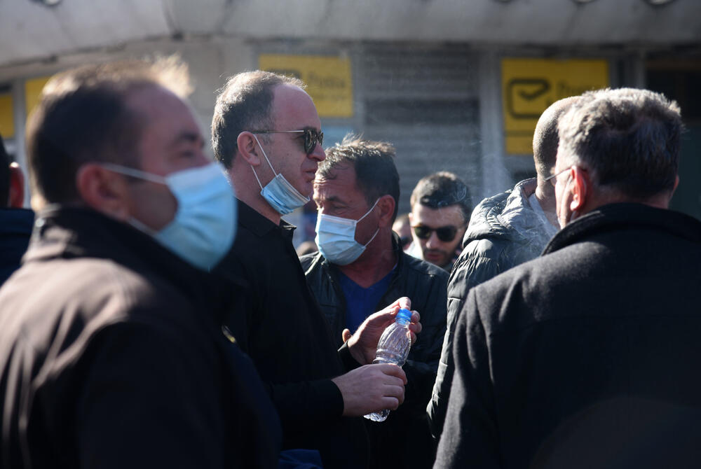 <p>Na putu Podgorica - Tuzi danas više sati bio blokiran saobraćaj. Prethodno je rukovodstvo opštine Tuzi odbilo da sprovede nalog zdravstvenih vlasti da ugostiteljski objekti u Tuzima budu zatvoreni zbog epidemiološke situacije u državi...  Nakon višesatne blokade građani su se razišli, a lokali nastavili sa radom</p>