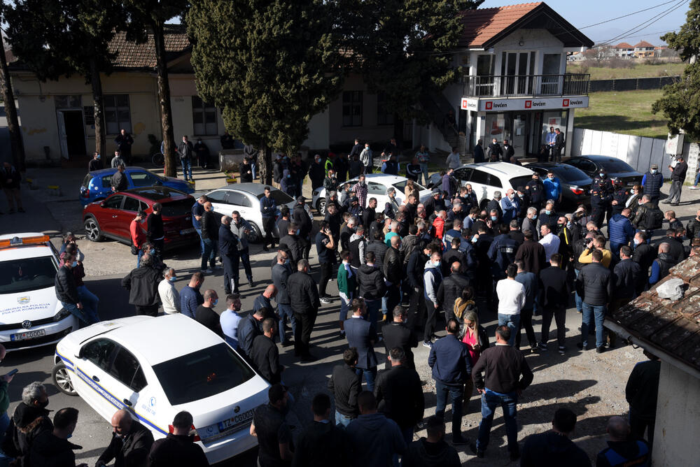 <p>Na putu Podgorica - Tuzi danas više sati bio blokiran saobraćaj. Prethodno je rukovodstvo opštine Tuzi odbilo da sprovede nalog zdravstvenih vlasti da ugostiteljski objekti u Tuzima budu zatvoreni zbog epidemiološke situacije u državi...  Nakon višesatne blokade građani su se razišli, a lokali nastavili sa radom</p>