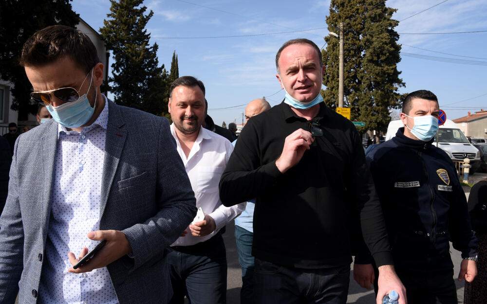 <p>Na putu Podgorica - Tuzi danas više sati bio blokiran saobraćaj. Prethodno je rukovodstvo opštine Tuzi odbilo da sprovede nalog zdravstvenih vlasti da ugostiteljski objekti u Tuzima budu zatvoreni zbog epidemiološke situacije u državi...  Nakon višesatne blokade građani su se razišli, a lokali nastavili sa radom</p>