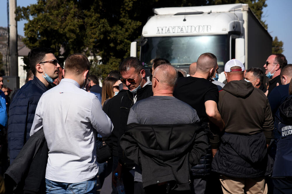 <p>Na putu Podgorica - Tuzi danas više sati bio blokiran saobraćaj. Prethodno je rukovodstvo opštine Tuzi odbilo da sprovede nalog zdravstvenih vlasti da ugostiteljski objekti u Tuzima budu zatvoreni zbog epidemiološke situacije u državi...  Nakon višesatne blokade građani su se razišli, a lokali nastavili sa radom</p>