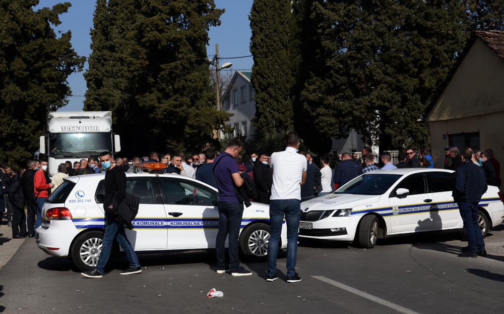 <p>Na putu Podgorica - Tuzi danas više sati bio blokiran saobraćaj. Prethodno je rukovodstvo opštine Tuzi odbilo da sprovede nalog zdravstvenih vlasti da ugostiteljski objekti u Tuzima budu zatvoreni zbog epidemiološke situacije u državi...  Nakon višesatne blokade građani su se razišli, a lokali nastavili sa radom</p>