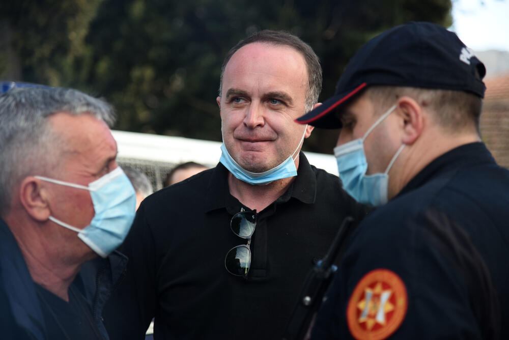 <p>Na putu Podgorica - Tuzi danas više sati bio blokiran saobraćaj. Prethodno je rukovodstvo opštine Tuzi odbilo da sprovede nalog zdravstvenih vlasti da ugostiteljski objekti u Tuzima budu zatvoreni zbog epidemiološke situacije u državi...  Nakon višesatne blokade građani su se razišli, a lokali nastavili sa radom</p>