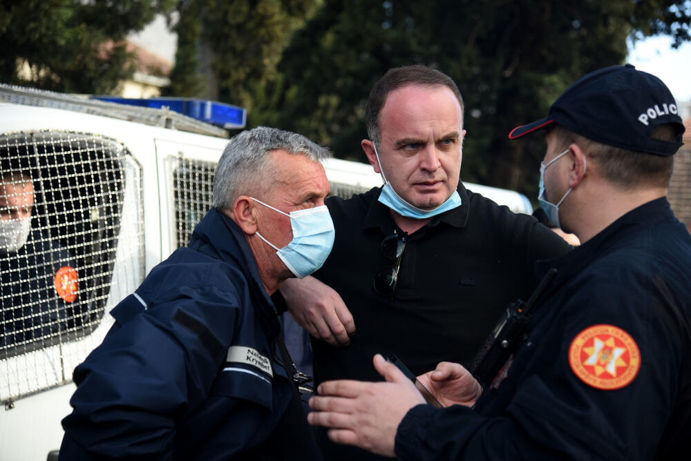 <p>Na putu Podgorica - Tuzi danas više sati bio blokiran saobraćaj. Prethodno je rukovodstvo opštine Tuzi odbilo da sprovede nalog zdravstvenih vlasti da ugostiteljski objekti u Tuzima budu zatvoreni zbog epidemiološke situacije u državi...  Nakon višesatne blokade građani su se razišli, a lokali nastavili sa radom</p>