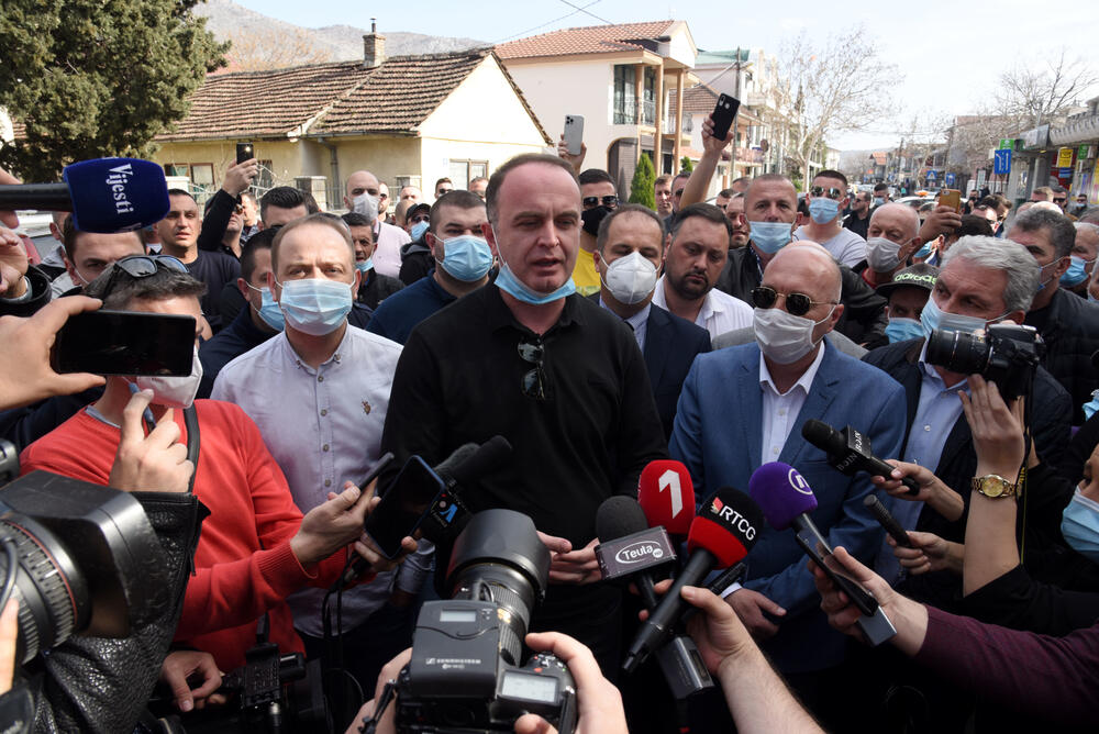 <p>Na putu Podgorica - Tuzi danas više sati bio blokiran saobraćaj. Prethodno je rukovodstvo opštine Tuzi odbilo da sprovede nalog zdravstvenih vlasti da ugostiteljski objekti u Tuzima budu zatvoreni zbog epidemiološke situacije u državi...  Nakon višesatne blokade građani su se razišli, a lokali nastavili sa radom</p>