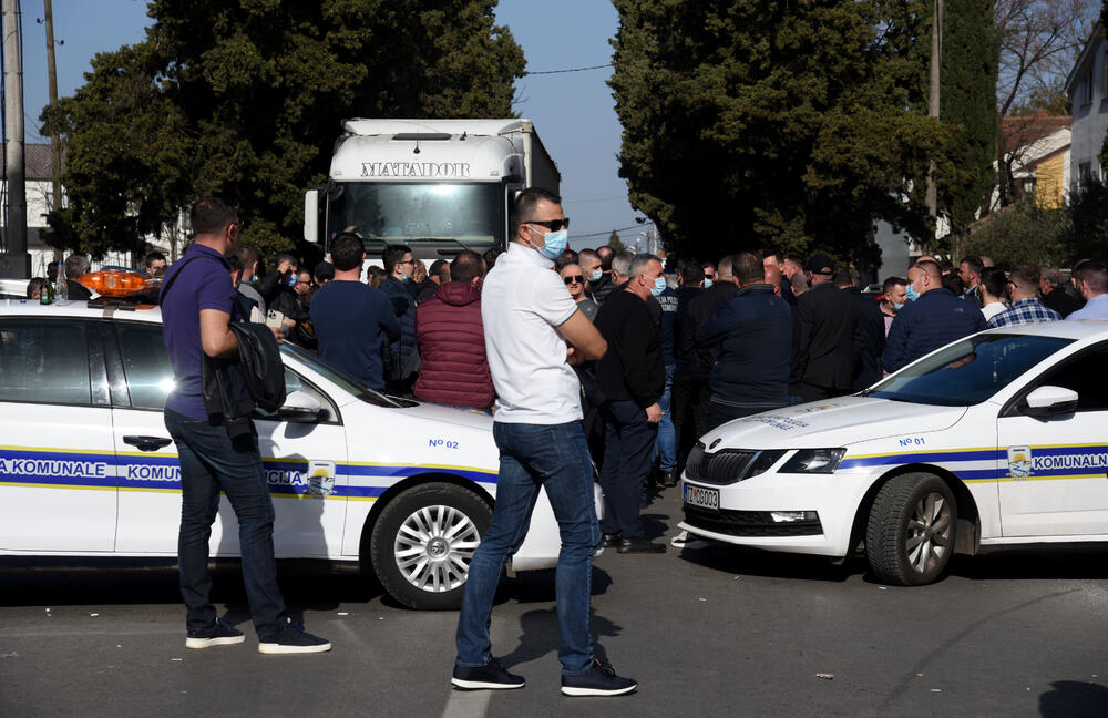 <p>Na putu Podgorica - Tuzi danas više sati bio blokiran saobraćaj. Prethodno je rukovodstvo opštine Tuzi odbilo da sprovede nalog zdravstvenih vlasti da ugostiteljski objekti u Tuzima budu zatvoreni zbog epidemiološke situacije u državi...  Nakon višesatne blokade građani su se razišli, a lokali nastavili sa radom</p>