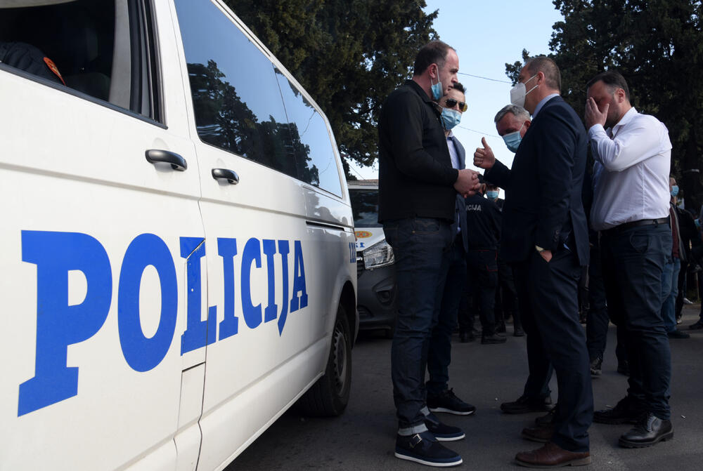 <p>Na putu Podgorica - Tuzi danas više sati bio blokiran saobraćaj. Prethodno je rukovodstvo opštine Tuzi odbilo da sprovede nalog zdravstvenih vlasti da ugostiteljski objekti u Tuzima budu zatvoreni zbog epidemiološke situacije u državi...  Nakon višesatne blokade građani su se razišli, a lokali nastavili sa radom</p>