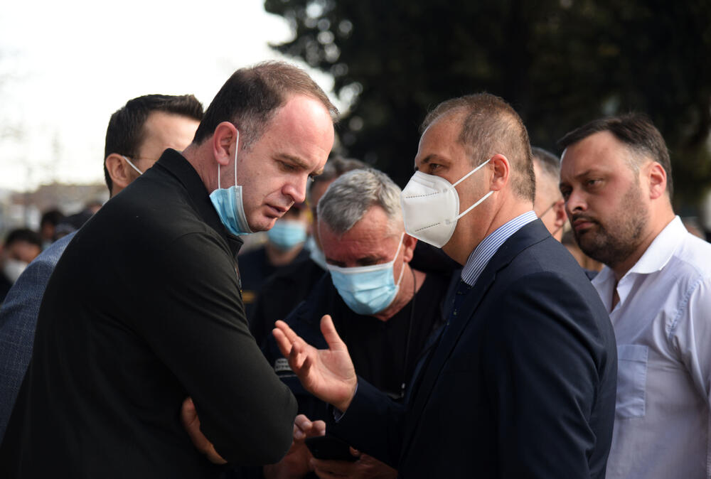 <p>Na putu Podgorica - Tuzi danas više sati bio blokiran saobraćaj. Prethodno je rukovodstvo opštine Tuzi odbilo da sprovede nalog zdravstvenih vlasti da ugostiteljski objekti u Tuzima budu zatvoreni zbog epidemiološke situacije u državi...  Nakon višesatne blokade građani su se razišli, a lokali nastavili sa radom</p>