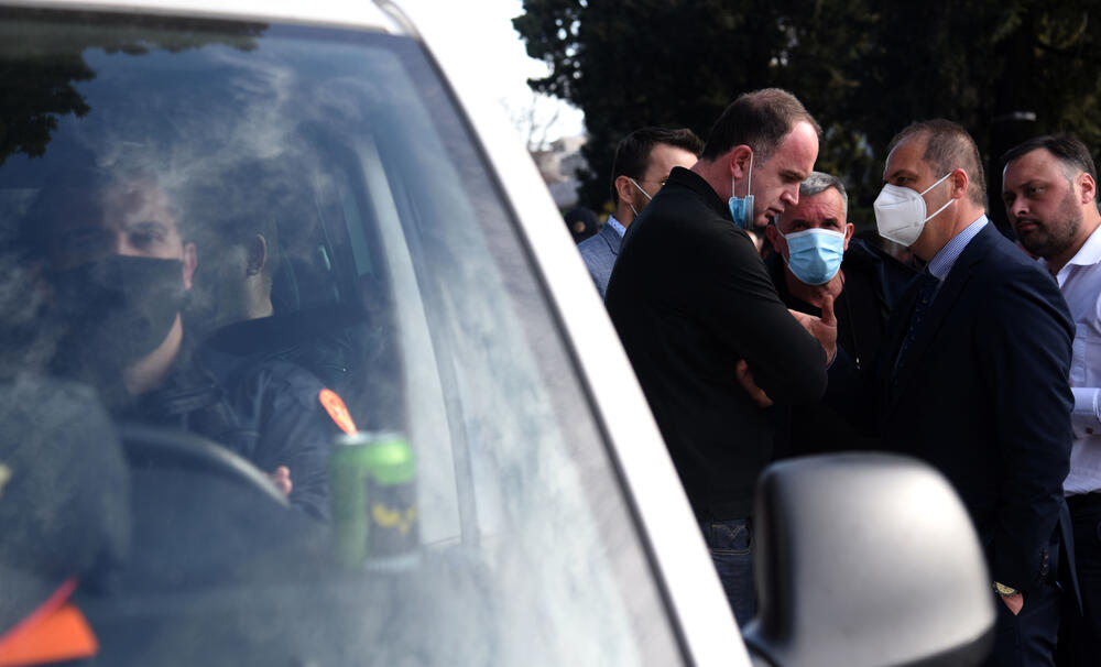 <p>Na putu Podgorica - Tuzi danas više sati bio blokiran saobraćaj. Prethodno je rukovodstvo opštine Tuzi odbilo da sprovede nalog zdravstvenih vlasti da ugostiteljski objekti u Tuzima budu zatvoreni zbog epidemiološke situacije u državi...  Nakon višesatne blokade građani su se razišli, a lokali nastavili sa radom</p>