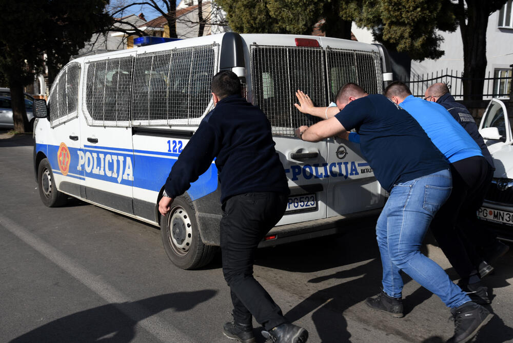 <p>Na putu Podgorica - Tuzi danas više sati bio blokiran saobraćaj. Prethodno je rukovodstvo opštine Tuzi odbilo da sprovede nalog zdravstvenih vlasti da ugostiteljski objekti u Tuzima budu zatvoreni zbog epidemiološke situacije u državi...  Nakon višesatne blokade građani su se razišli, a lokali nastavili sa radom</p>