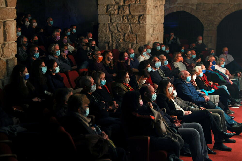 Publika sa “zelenom propusnicom” u pozorištu u Jerusalimu, Foto: Reuters