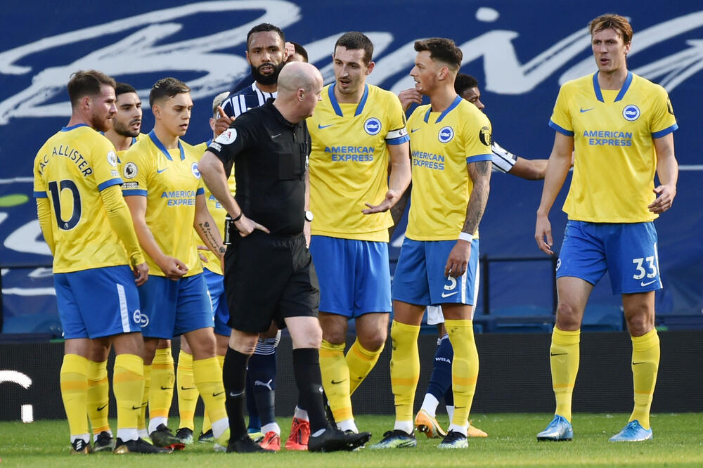 Sudija Mejson okružen igračima Brajtona, Foto: Reuters