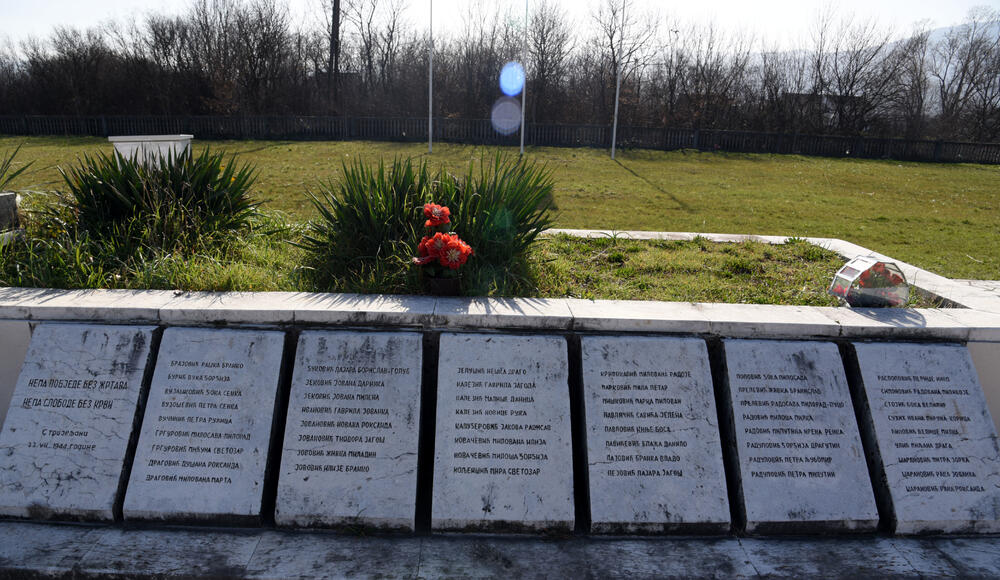 <p>Od 52 strijeljanih pripadnika Saveza komunističke omladine Jugoslavije 22. jula 1944. godine, 24 su bile žene, a zločin se pripisuje njemačkim okupatorima i domaćim izdajnicima - četnicima</p>