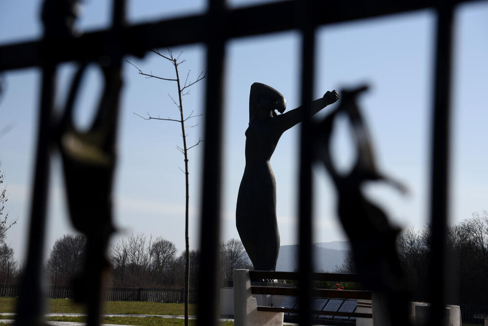 <p>Od 52 strijeljanih pripadnika Saveza komunističke omladine Jugoslavije 22. jula 1944. godine, 24 su bile žene, a zločin se pripisuje njemačkim okupatorima i domaćim izdajnicima - četnicima</p>