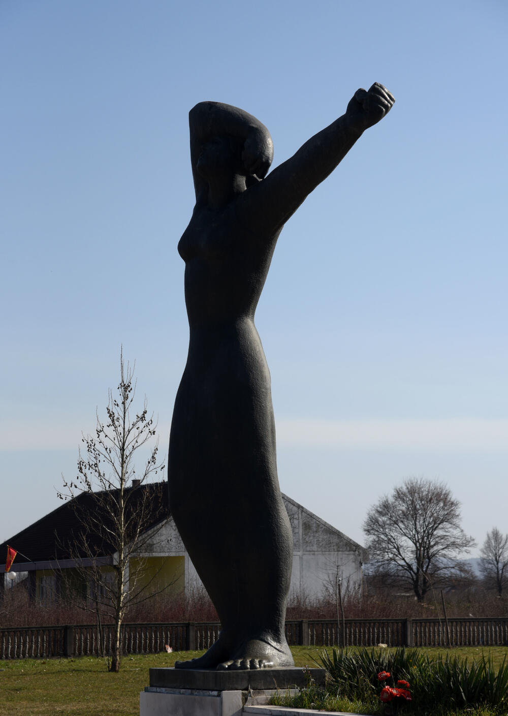 <p>Od 52 strijeljanih pripadnika Saveza komunističke omladine Jugoslavije 22. jula 1944. godine, 24 su bile žene, a zločin se pripisuje njemačkim okupatorima i domaćim izdajnicima - četnicima</p>