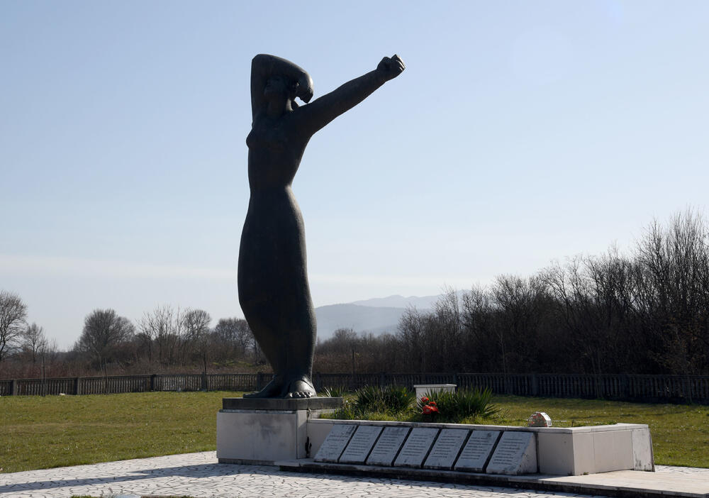 <p>Od 52 strijeljanih pripadnika Saveza komunističke omladine Jugoslavije 22. jula 1944. godine, 24 su bile žene, a zločin se pripisuje njemačkim okupatorima i domaćim izdajnicima - četnicima</p>