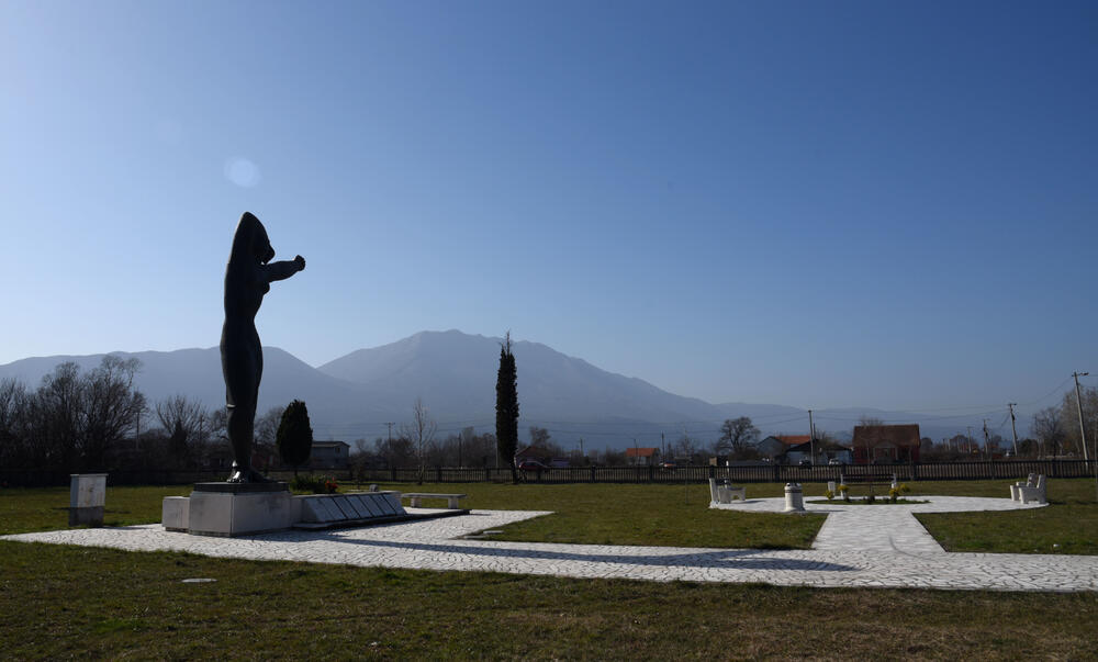 <p>Od 52 strijeljanih pripadnika Saveza komunističke omladine Jugoslavije 22. jula 1944. godine, 24 su bile žene, a zločin se pripisuje njemačkim okupatorima i domaćim izdajnicima - četnicima</p>